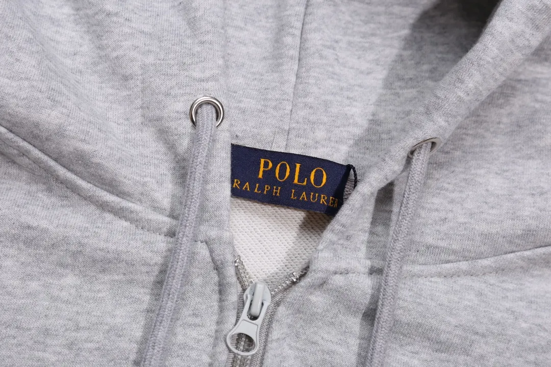 P240 Style No. 807 Ralph Lauren/Ralph Lauren pony embroidered zipper cardigan hooded sweatshirt. A one-of-a-kind sweatshirt for autumn and winter is here. You can wear it casually no matter how you wear it! ! This hooded sweatshirt is decorated with the simple style that represents Ralph Lauren and is paired with a pony embroidery pattern, which is three-dimensional and full! The solid color fabric paired with exquisite embroidery instantly sets it off! Hooded sports design, loose and casual fit! The overall texture is very strong! Through the pictures, we can feel the thickness and texture of custom-woven and dyed threads. The workmanship is exquisite. They are shipped from major foreign trade factories. They are all made by masters with many years of experience. Everything is of high standards and requirements! Simple and versatile model ~ Made of imported pique cotton fabric, which is super delicate and soft, close to the body without being tied. All fabrics and accessories are original custom-made and of high quality! Perfectly reflects the brand’s sense of superiority! Standard cut, comfortable stretch, unrestricted movement! Highly practical, high-end and classy! Versatile style ~ can be paired with jeans or jogging pants. Ideal for transitioning from your morning commute to weekend events! Size: S-XL Navy Black Gray